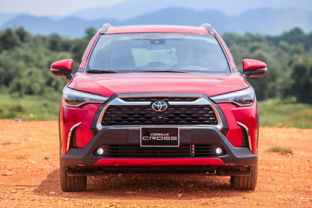 Giá xe Toyota Corolla Cross - Bạn muốn tìm kiếm một chiếc SUV đầy đủ tiện nghi với một mức giá hợp lý? Chúng tôi sẽ giới thiệu cho bạn giá xe Toyota Corolla Cross cực kỳ cạnh tranh so với các đối thủ cùng phân khúc. Hãy xem hình ảnh của chiếc xe này để có cái nhìn trực quan hơn.