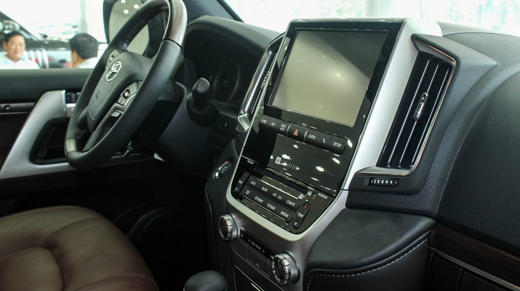 xe-toyota-land-cruiser-5.6 (Min).jpg